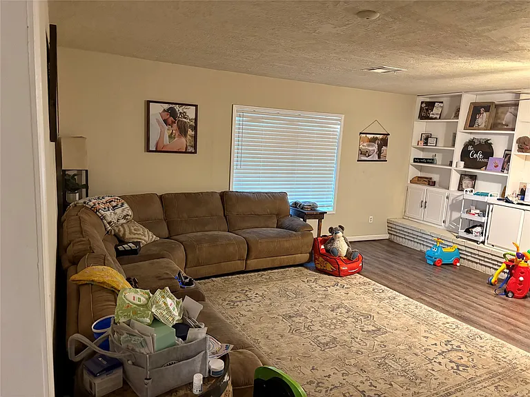 2831 E Kirby St — Photo 3
