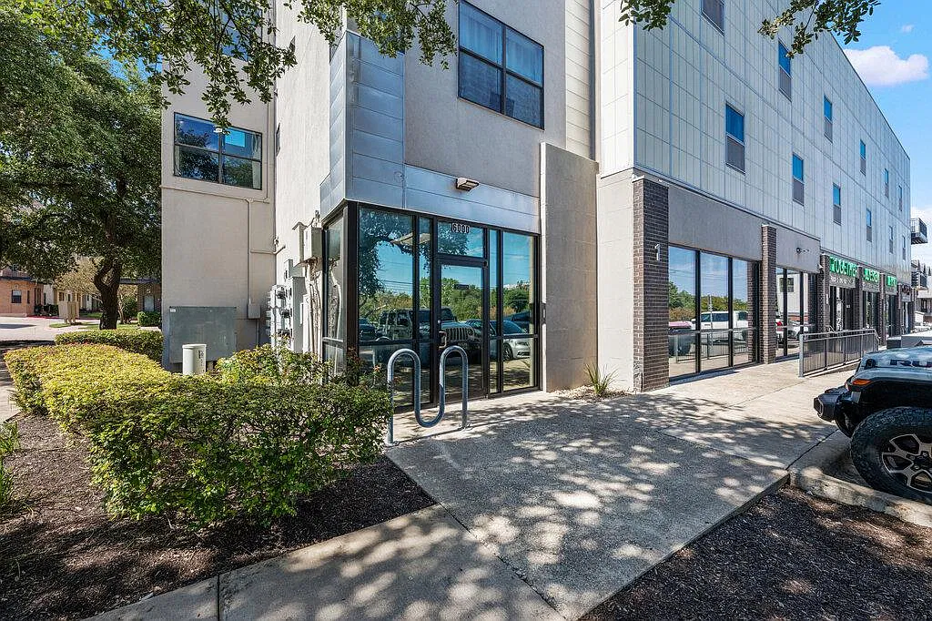 1 bed, 1.0 bath, 818 sqft, $1,275 — Photo 1
