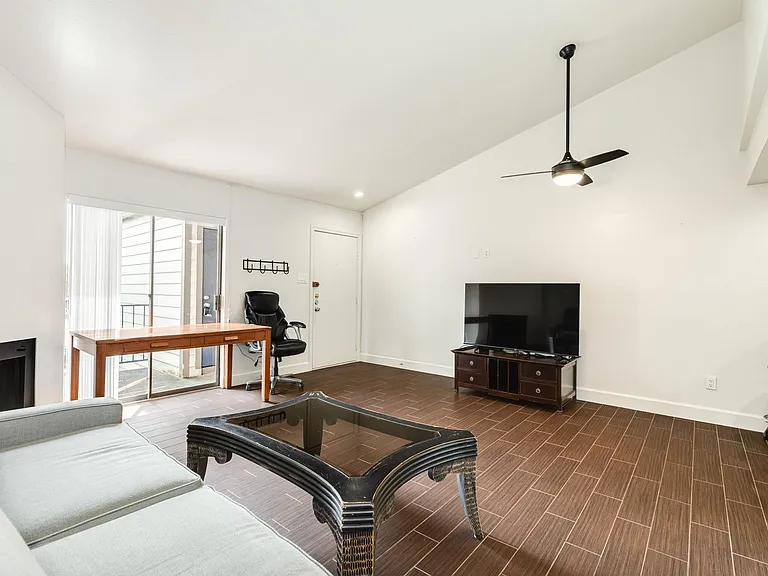 7098 N Holiday Dr — Photo 10