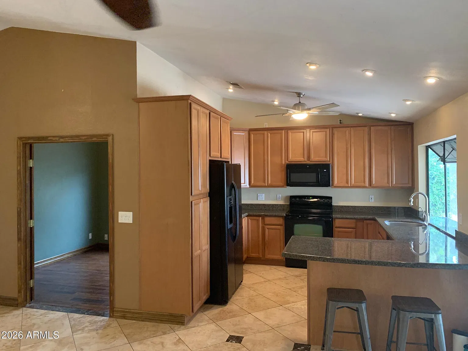 3 bed, 2.0 bath, 1660 sqft, $3,500 — Photo 4