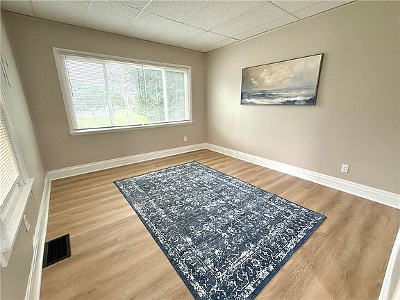 5th image of 312 N East St