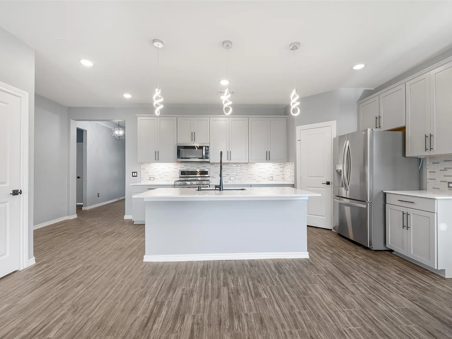 3 bed, 2.0 bath, 1809 sqft, $2,350 — Photo 4