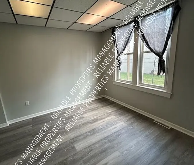 910 Broadway — Photo 4
