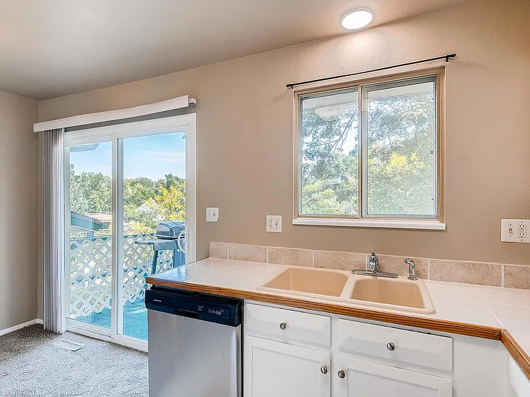 3940 Hoyt Ct — Photo 9