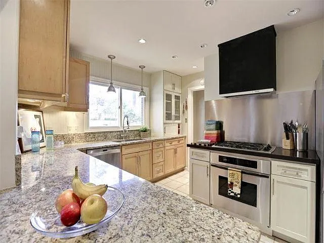 1624 Berkeley Ln NE — Photo 8