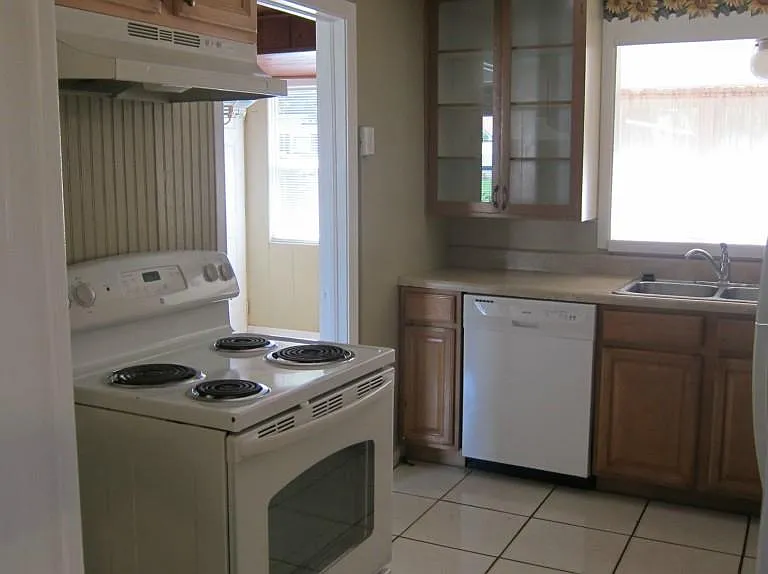815 Bay St — Photo 12