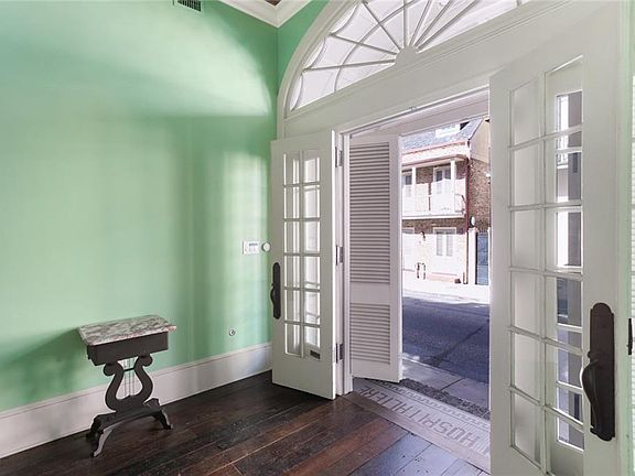 4th image of 822 Barracks St #B