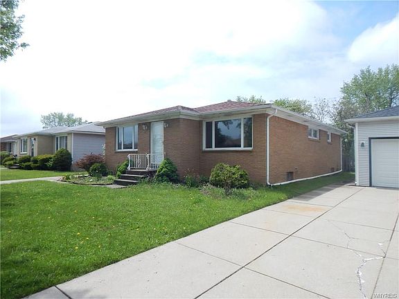 3rd image of 18 Nassau Ln