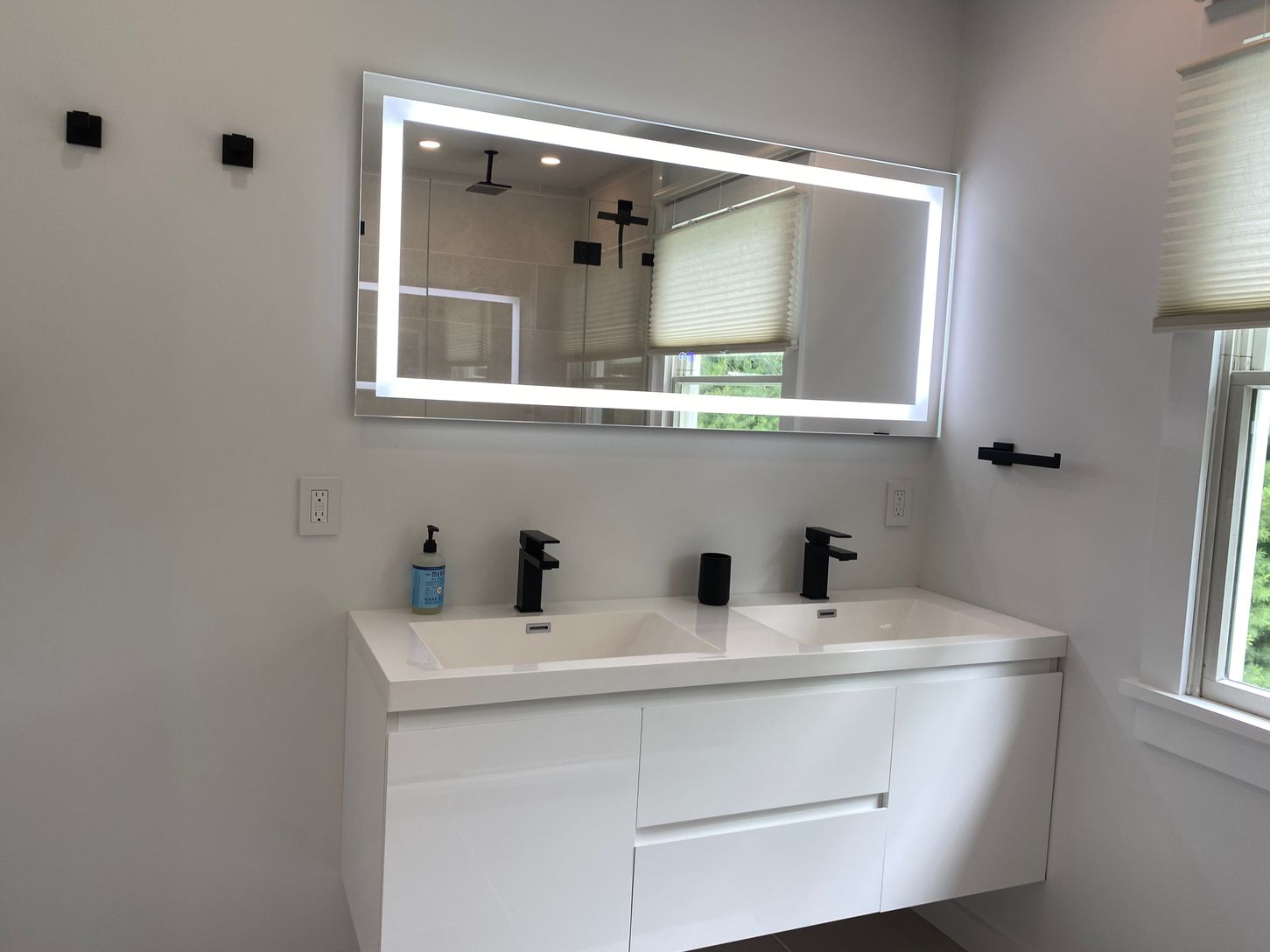  Junior primary en-suite bath with 2 double sinks