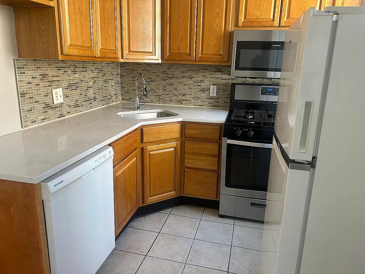 1 bed, $990 — Photo 1