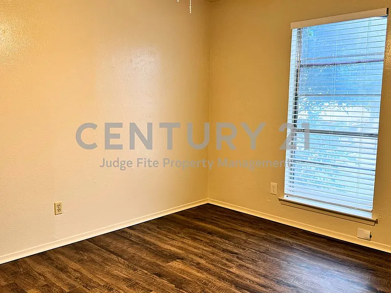 628 Taylor Ct — Photo 17
