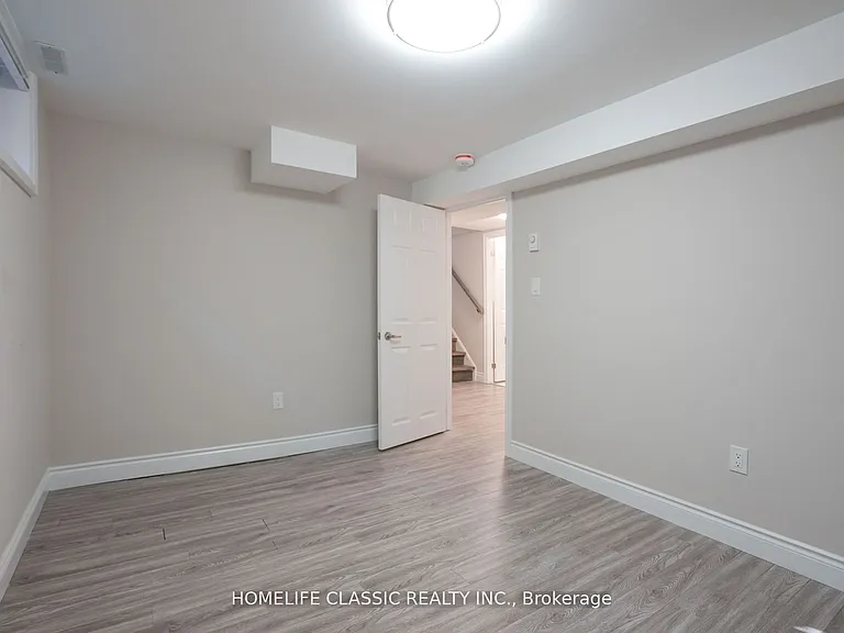 100 Chaucer Cres — Photo 12