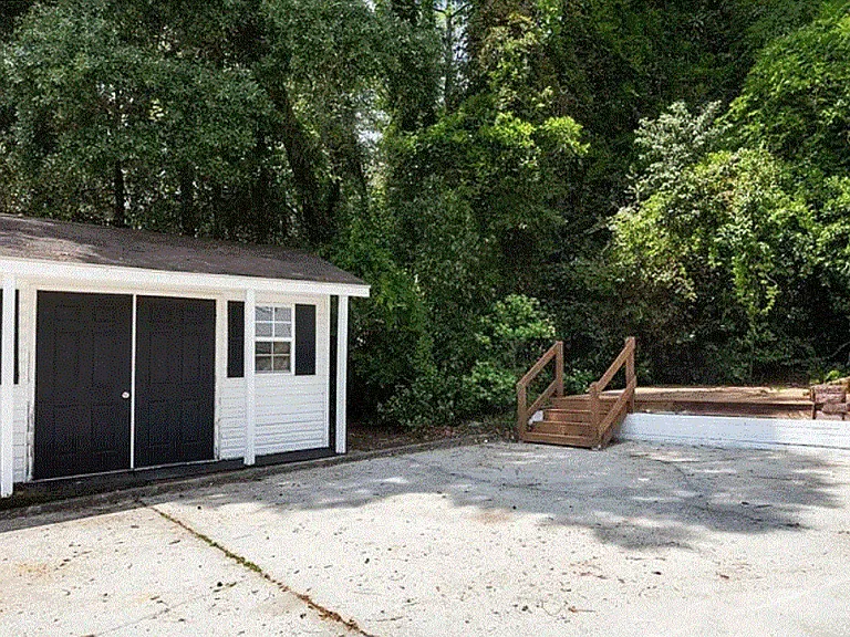 905 Riverside Dr — Photo 3