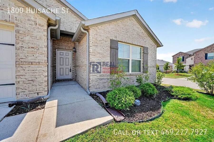 4 Bedrooms, 3 Full Baths & Community Pool In Royse City — Photo 2