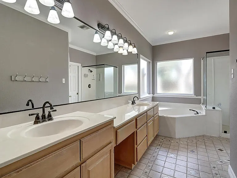 7810 Duchess St — Photo 31