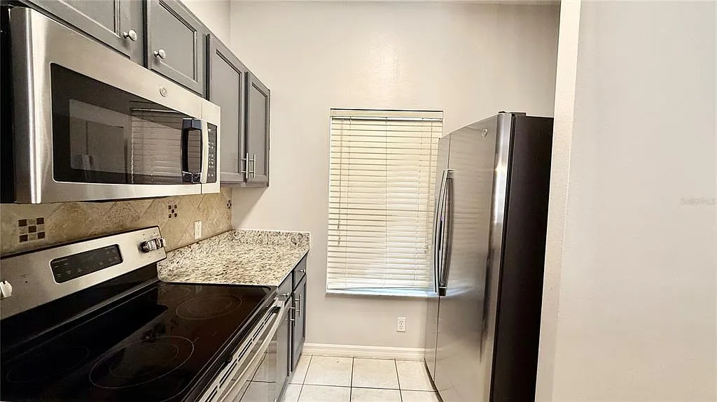 3 bed, 2.5 bath, 1295 sqft, $2,300 — Photo 3