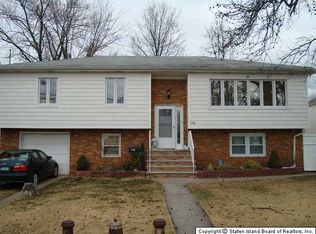 1556 Drumgoole Rd W, Staten Island, NY 10312
