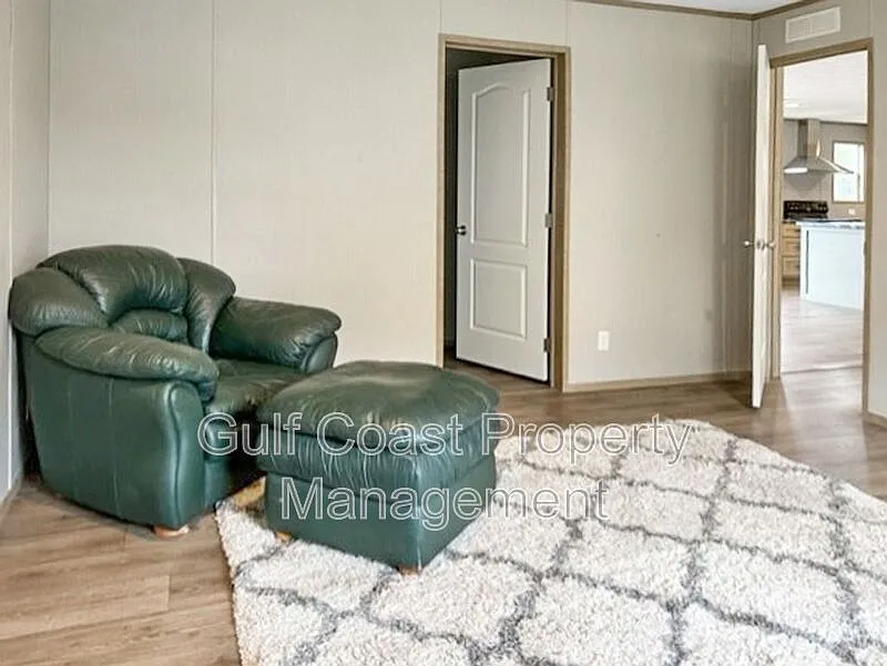 5 bed, 3.0 bath, 2280 sqft, $2,500 — Photo 2