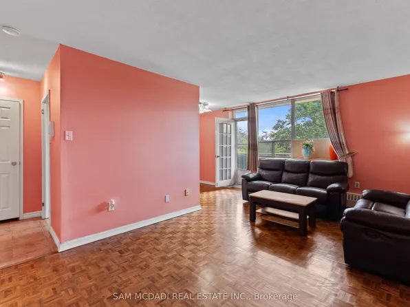 3145 Queen Frederica Dr #208, Mississauga, ON L4Y 3A7