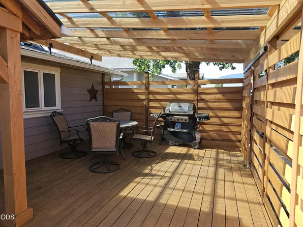 1215 NE 6th St, Grants Pass, OR 97526