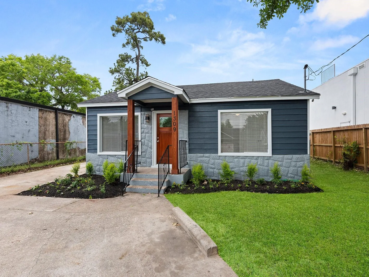 3 bed, 2.0 bath, 1336 sqft, $2,000 — Photo 3