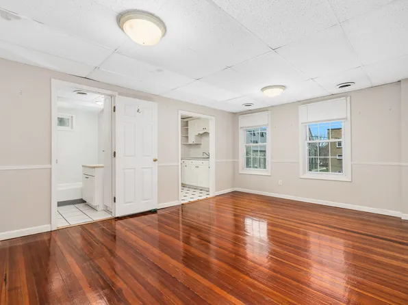 70 Saint Paul St APT 2R, North Smithfield, RI 02896