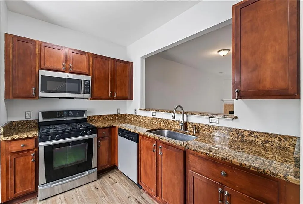 2 bed, 2.5 bath, 1548 sqft, $1,750 — Photo 2