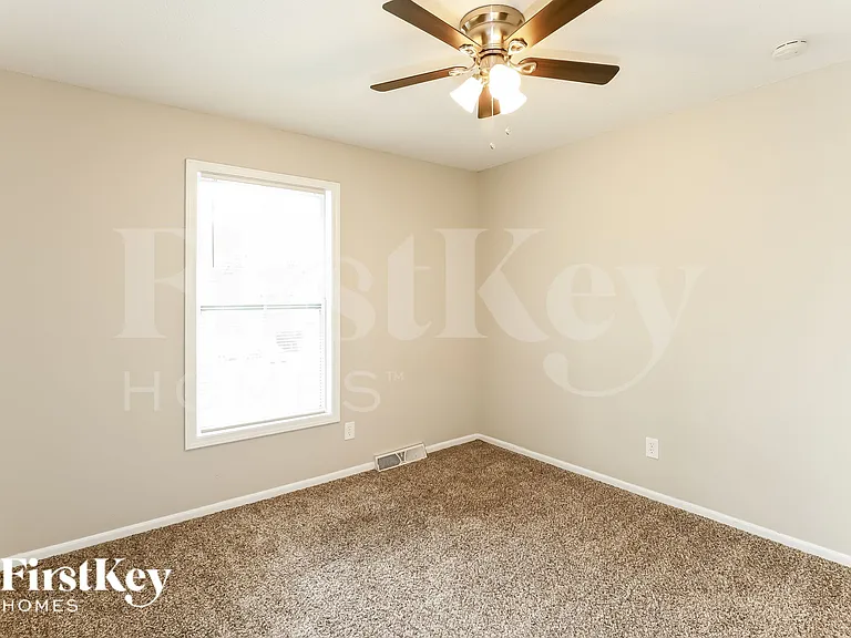 5905 NW Whispering Oaks Ln — Photo 14