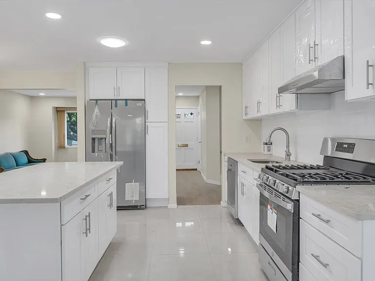 8 Fern Dr — Photo 2
