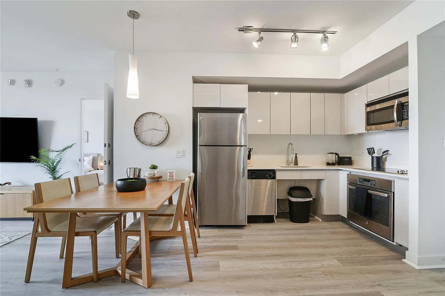 2 bed, 2.0 bath, 990 sqft, $5,100 — Photo 4