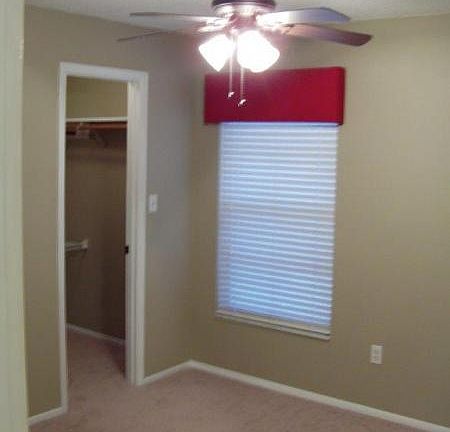 4th image of 1063 Weaver Dr