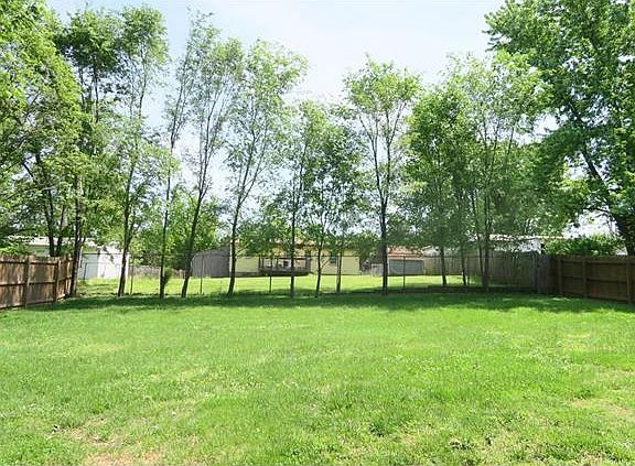 3rd image of 858 Twin Oak Dr