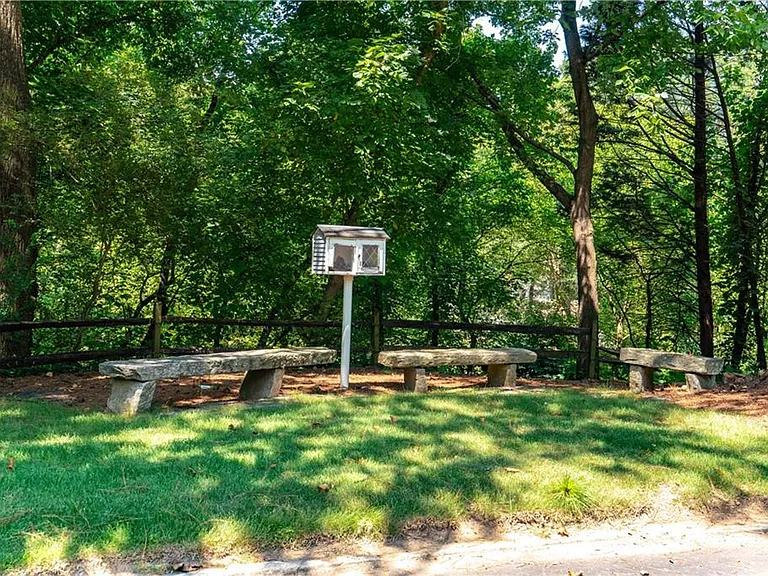 4260 Beverly Ln NE — Photo 31