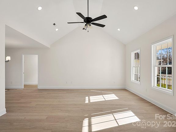 5th image of 467 Oates St
