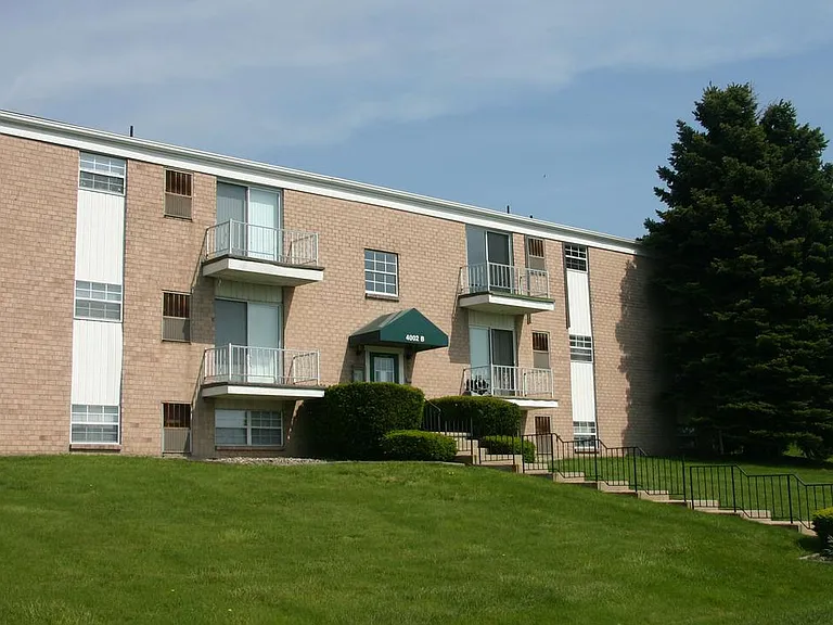 Hermitage Hills Apartments — Photo 7