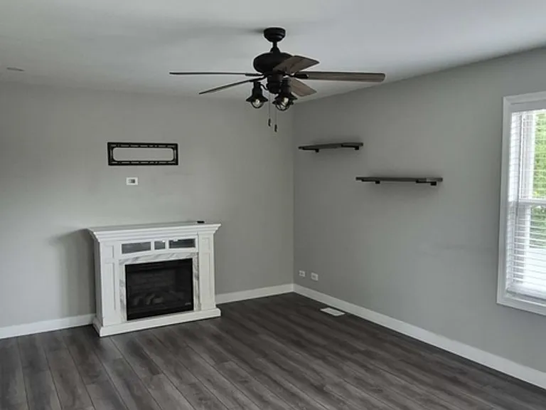 396 Nantucket Ct — Photo 2
