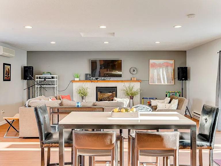Lexington Hills Apartments — Photo 15