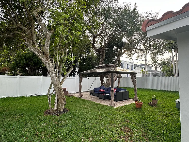 1060 Tyler St — Photo 40