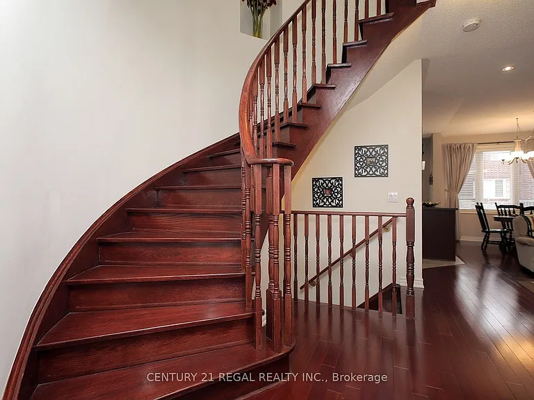 16 Thatcher Cres — Photo 11