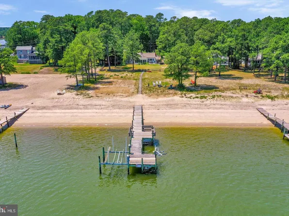 902 Blackbeard Pond Rd, Hague, VA 22469