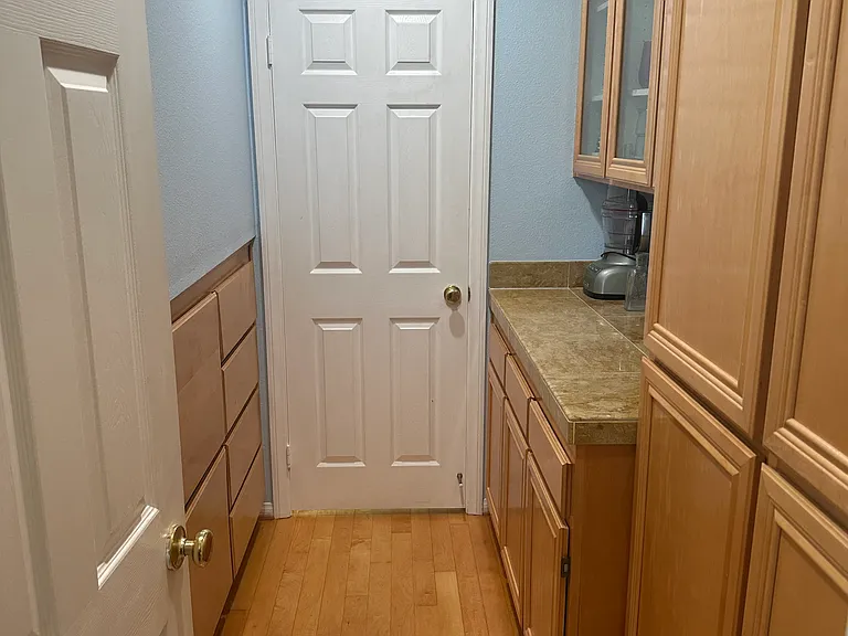 405 Lexington Cir — Photo 10