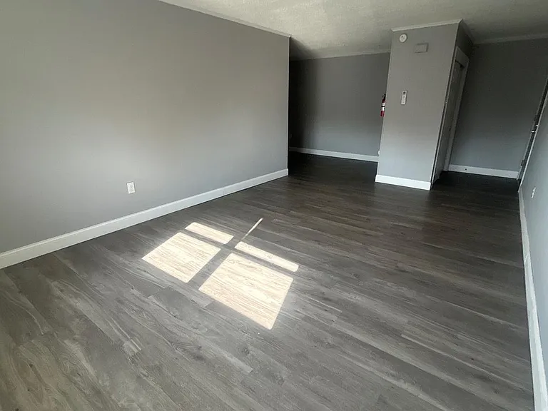 400 Main St #8 — Photo 1