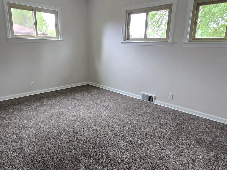 906 W Walnut St — Photo 9