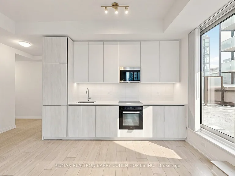 400 King St W #823 — Photo 13