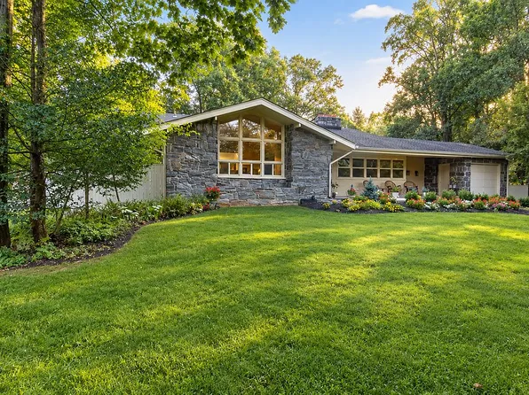 4 Forrest Central Dr, Titusville, NJ 08560