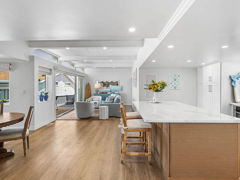 8 Saratoga — Photo 11