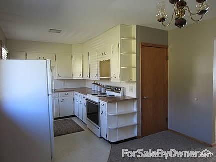 FRESHLY PAINTED KITCHEN
						:
						ALL APPLIANCES STAY, NEW 2" BLINDS,