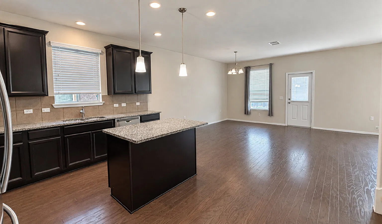 4 bed, 2.5 bath, 2612 sqft, $2,400 — Photo 3