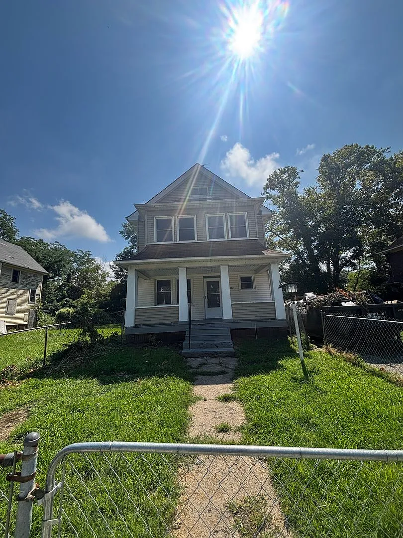3bd Single Section 8/Cash Pay — Photo 1