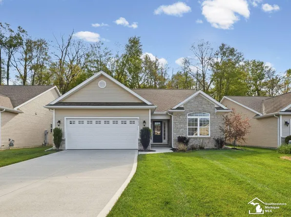 8052 Timber Wood Ln, Temperance, MI 48182